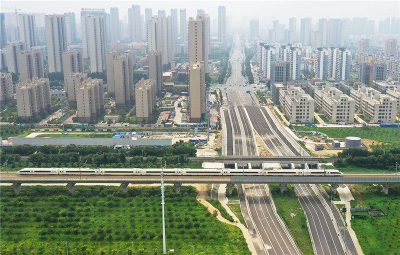 市区杜仲路下穿京九铁路、商合杭高铁立交框架桥正式通车（图片：商合杭高铁 摄：张延林  来源：亳州新闻网）.jpg
